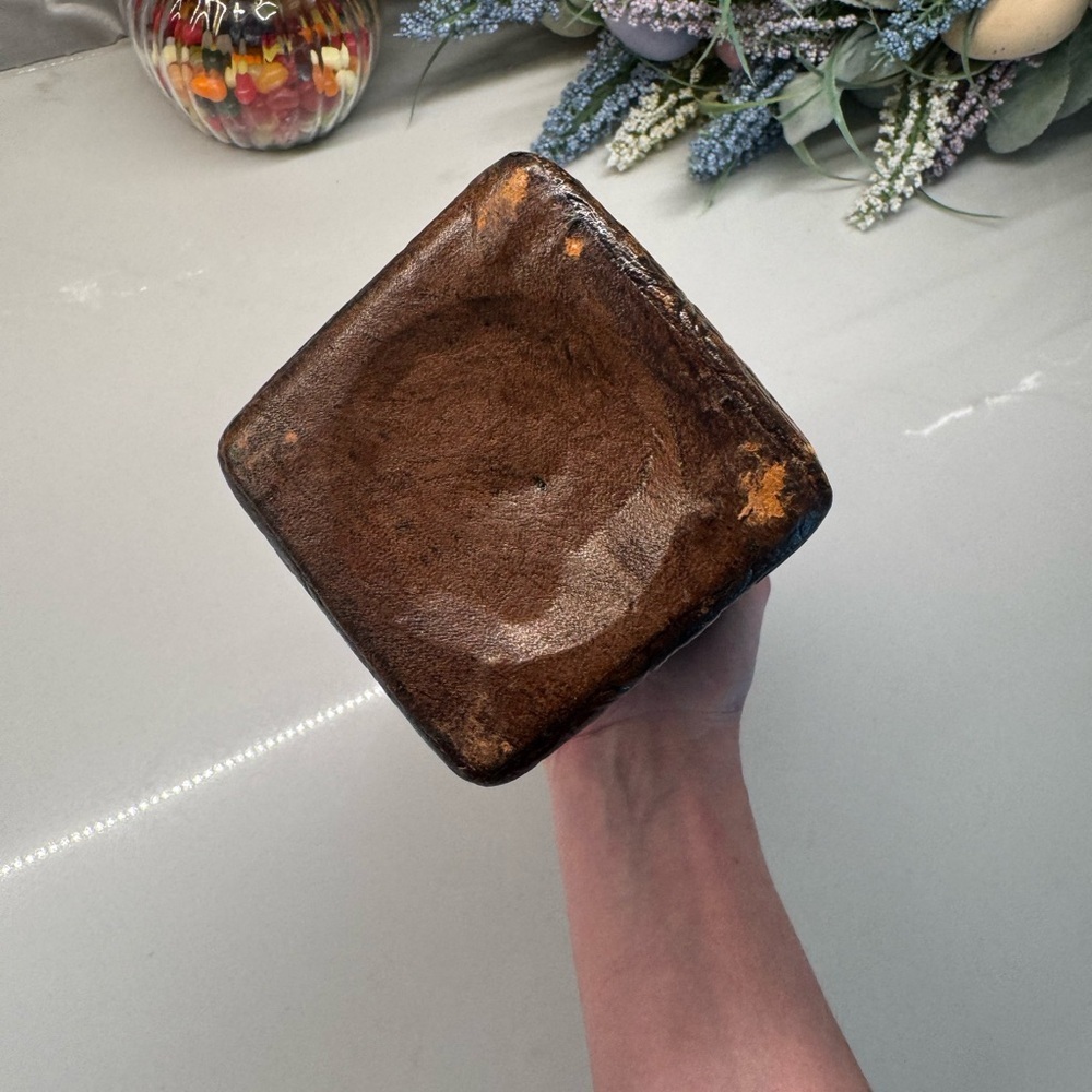 Vintage Miguel De Cervantes leather embossed decanter - Picture 6 of 6